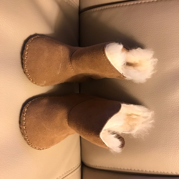 BABY UGG BOOTS CLASSIC CHESTNUT BROWN INFANT NWOT COZY BOOTIES SMALL FUR LINING - Picture 2 of 7